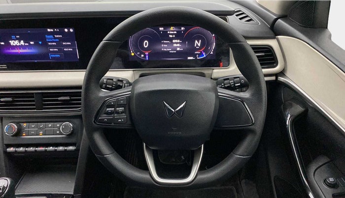 2022 Mahindra XUV700 AX 5 D MT 5 STR, Diesel, Manual, 30,447 km, Steering Wheel Close Up