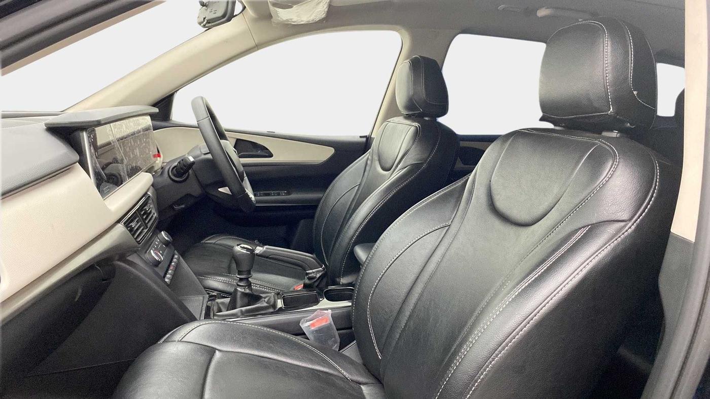 2022 Mahindra XUV700 AX 5 D MT 5 STR, Diesel, Manual, 30,506 km, Right Side Front Door Cabin
