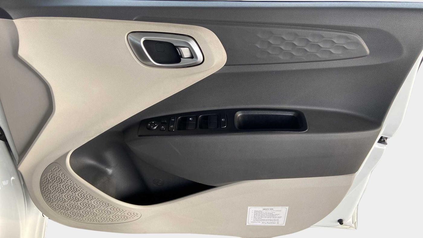 2022 Hyundai AURA SX 1.2 CNG, CNG, Manual, 33,298 km, Driver Side Door Panels Control