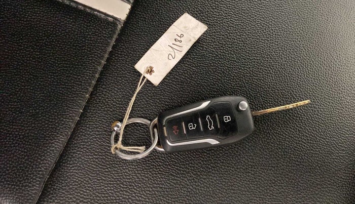 2017 Maruti Swift LXI (O), CNG, Manual, 60,553 km, Key Close Up