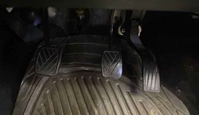 2017 Maruti Swift LXI (O), CNG, Manual, 60,553 km, Pedals