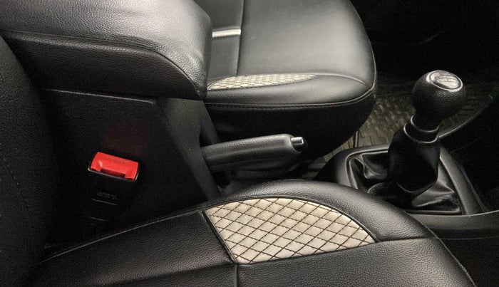 2017 Maruti Swift LXI (O), CNG, Manual, 60,553 km, Gear Lever