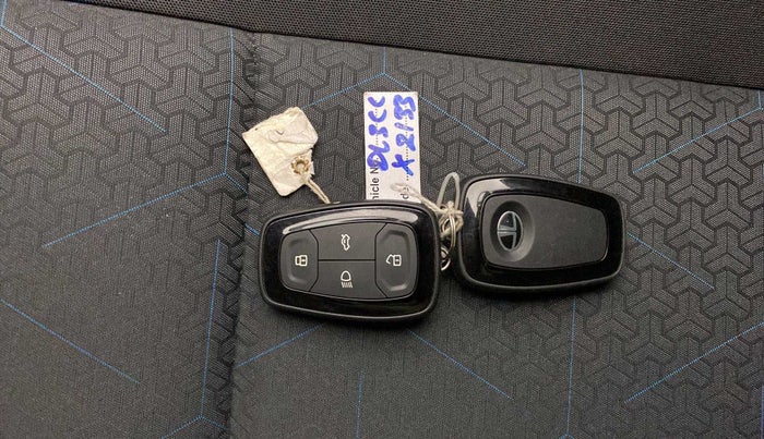 2022 Tata PUNCH CREATIVE  1.2 RTN DUAL TONE, Petrol, Manual, 1,326 km, Key Close Up