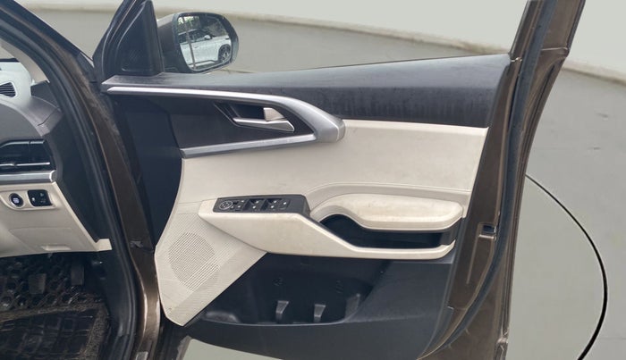 2022 KIA CARENS PRESTIGE PLUS 1.4 PETROL 7 STR, Petrol, Manual, 42,971 km, Driver Side Door Panels Control