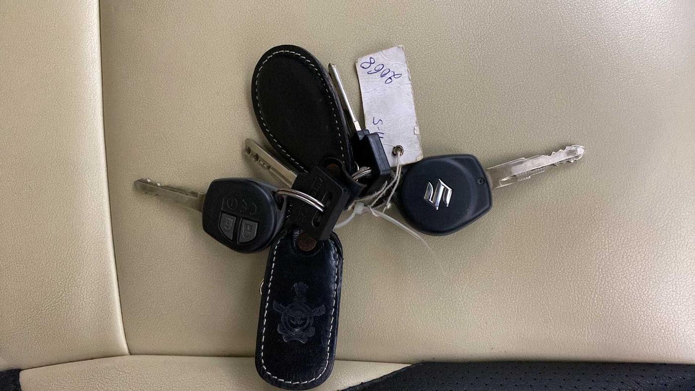 2020 Maruti Dzire VXI, CNG, Manual, 30,892 km, Key Close Up