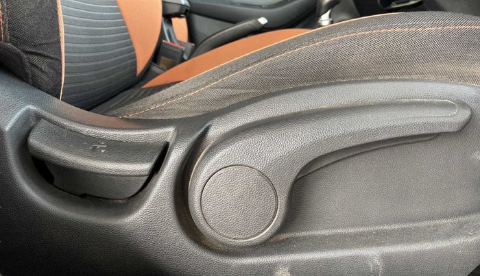 2016 Hyundai i20 Active 1.2 SX, Petrol, Manual, 68,396 km, Driver Side Adjustment Panel