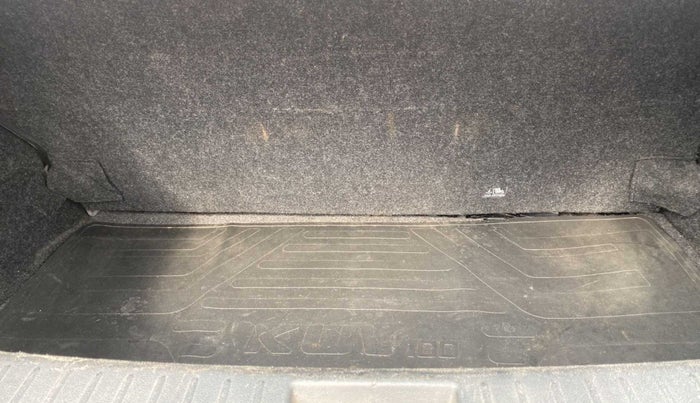 2017 Mahindra Kuv100 K8 6 STR, Petrol, Manual, 45,418 km, Boot Inside