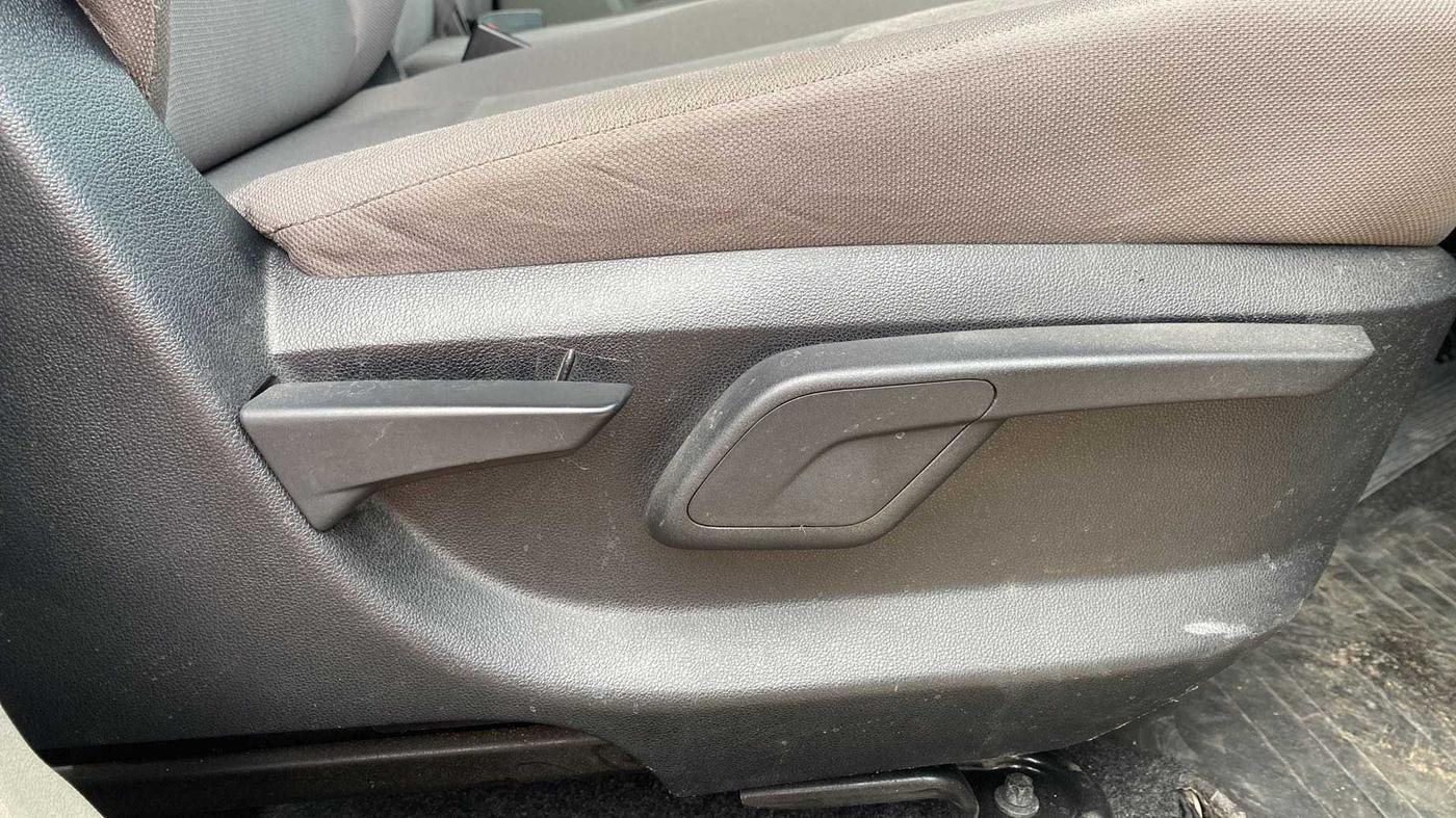 2017 Mahindra Kuv100 K8 6 STR, Petrol, Manual, 45,418 km, Driver Side Adjustment Panel