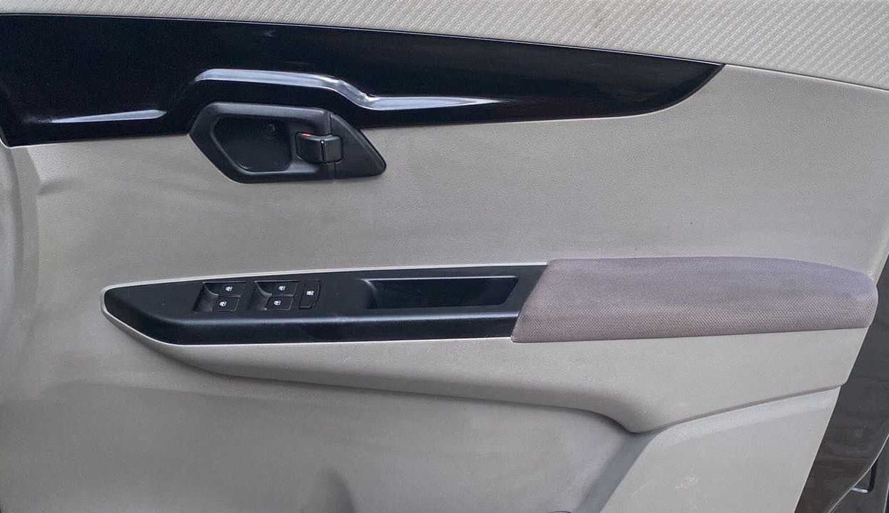 2017 Mahindra Kuv100 K8 6 STR, Petrol, Manual, 45,418 km, Driver Side Door Panels Control