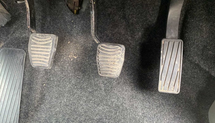 2017 Mahindra Kuv100 K8 6 STR, Petrol, Manual, 45,418 km, Pedals