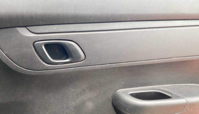 2017 Renault Kwid RXT 1.0 AMT (O), Petrol, Automatic, 33,191 km, Driver Side Door Panels Control