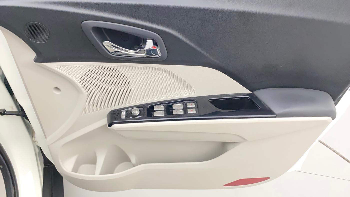2022 Mahindra XUV300 W8 (O) 1.5 DIESEL, Diesel, Manual, 11,220 km, Driver Side Door Panels Control