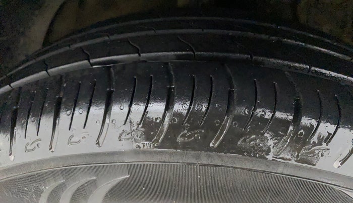 2022 Mahindra XUV300 W8 (O) 1.5 DIESEL, Diesel, Manual, 11,220 km, Right Front Tyre Tread