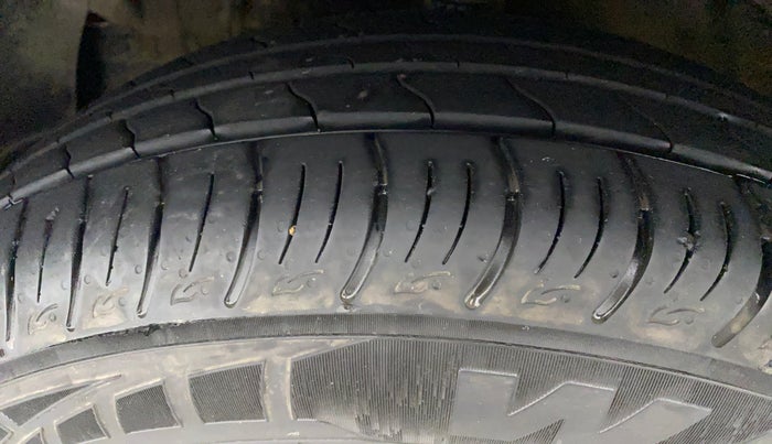 2022 Mahindra XUV300 W8 (O) 1.5 DIESEL, Diesel, Manual, 11,220 km, Left Front Tyre Tread