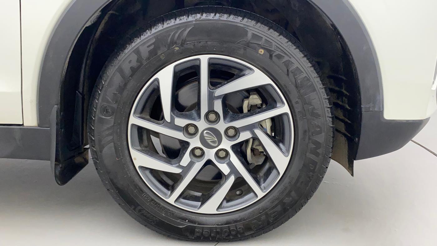 2022 Mahindra XUV300 W8 (O) 1.5 DIESEL, Diesel, Manual, 11,220 km, Right Front Wheel