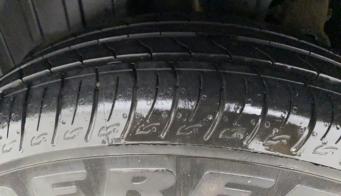 2022 Mahindra XUV300 W8 (O) 1.5 DIESEL, Diesel, Manual, 11,220 km, Right Rear Tyre Tread
