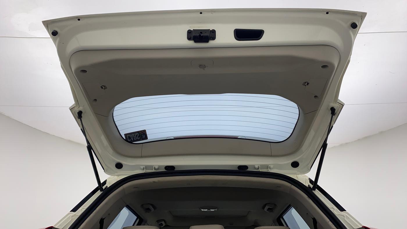2022 Mahindra XUV300 W8 (O) 1.5 DIESEL, Diesel, Manual, 11,220 km, Boot Door Open