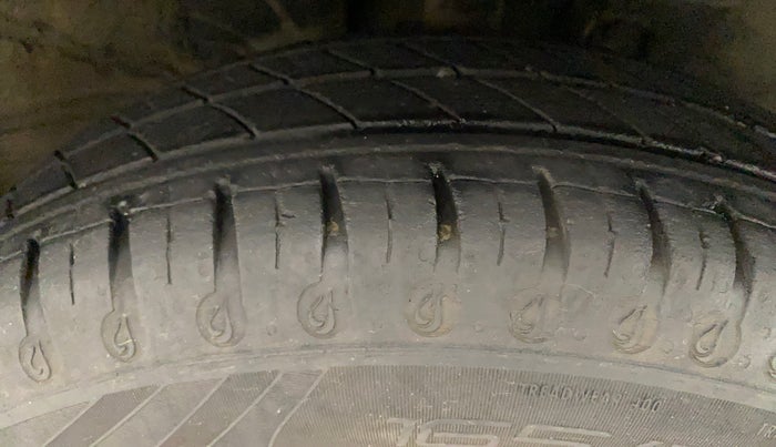 2021 Renault Kwid CLIMBER 1.0 AMT (O), Petrol, Automatic, 53,540 km, Right Front Tyre Tread