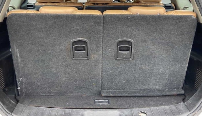 2018 Mahindra XUV500 W11 AT, Diesel, Automatic, 87,907 km, Boot Inside