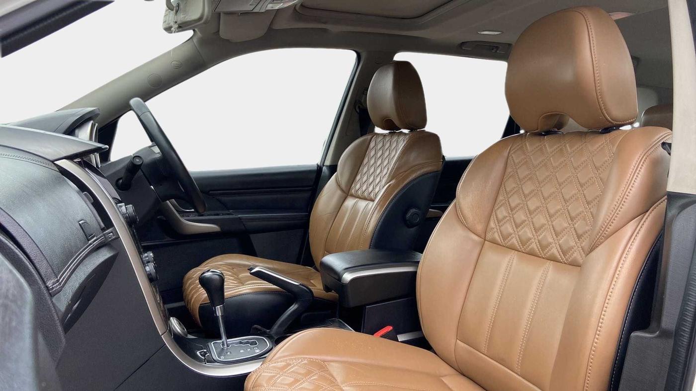 2018 Mahindra XUV500 W11 AT, Diesel, Automatic, 87,907 km, Right Side Front Door Cabin