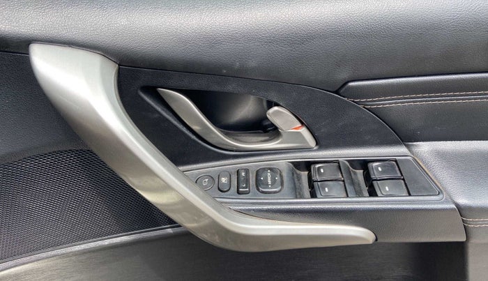 2018 Mahindra XUV500 W11 AT, Diesel, Automatic, 87,907 km, Driver Side Door Panels Control