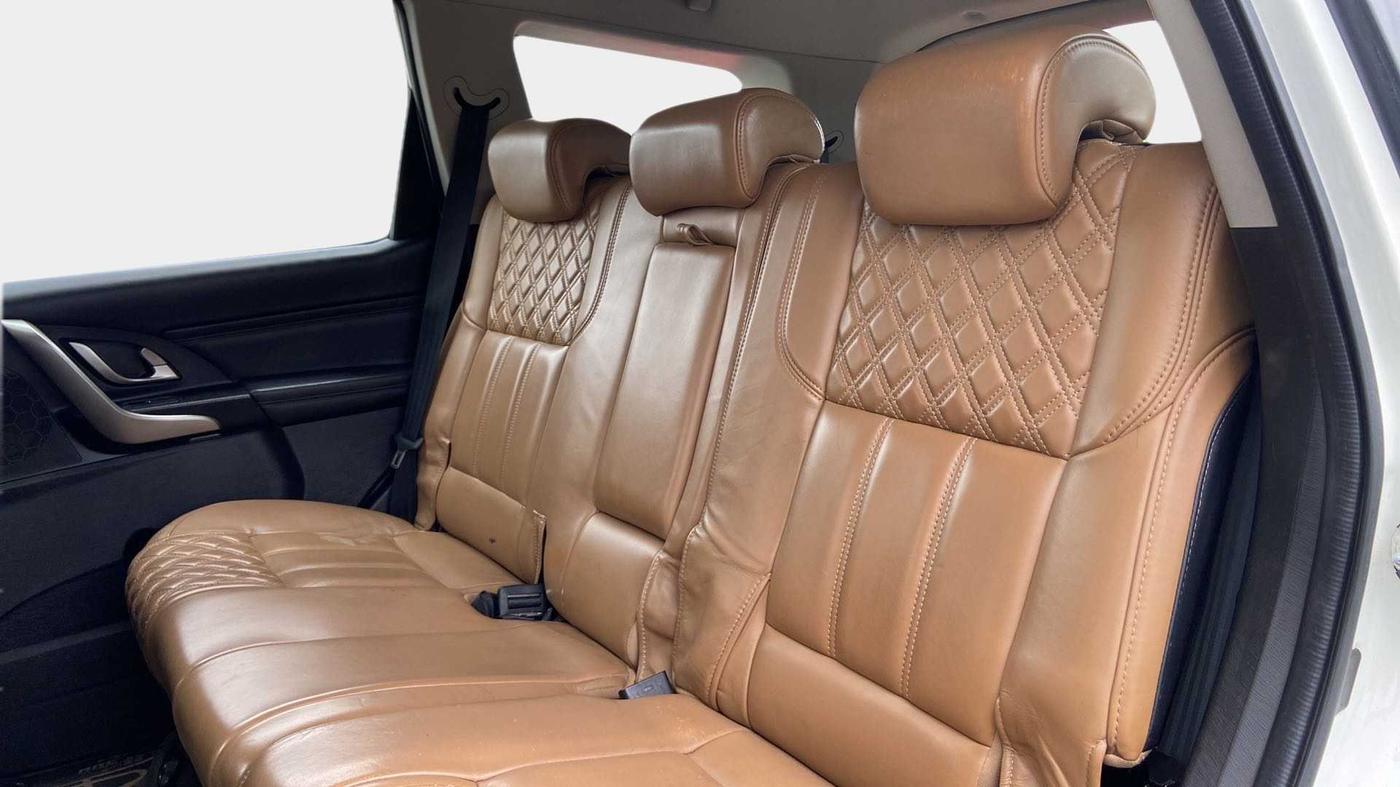 2018 Mahindra XUV500 W11 AT, Diesel, Automatic, 87,907 km, Right Side Rear Door Cabin