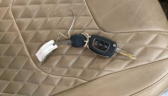 2021 Hyundai AURA S 1.2, Petrol, Manual, 30,058 km, Key Close Up