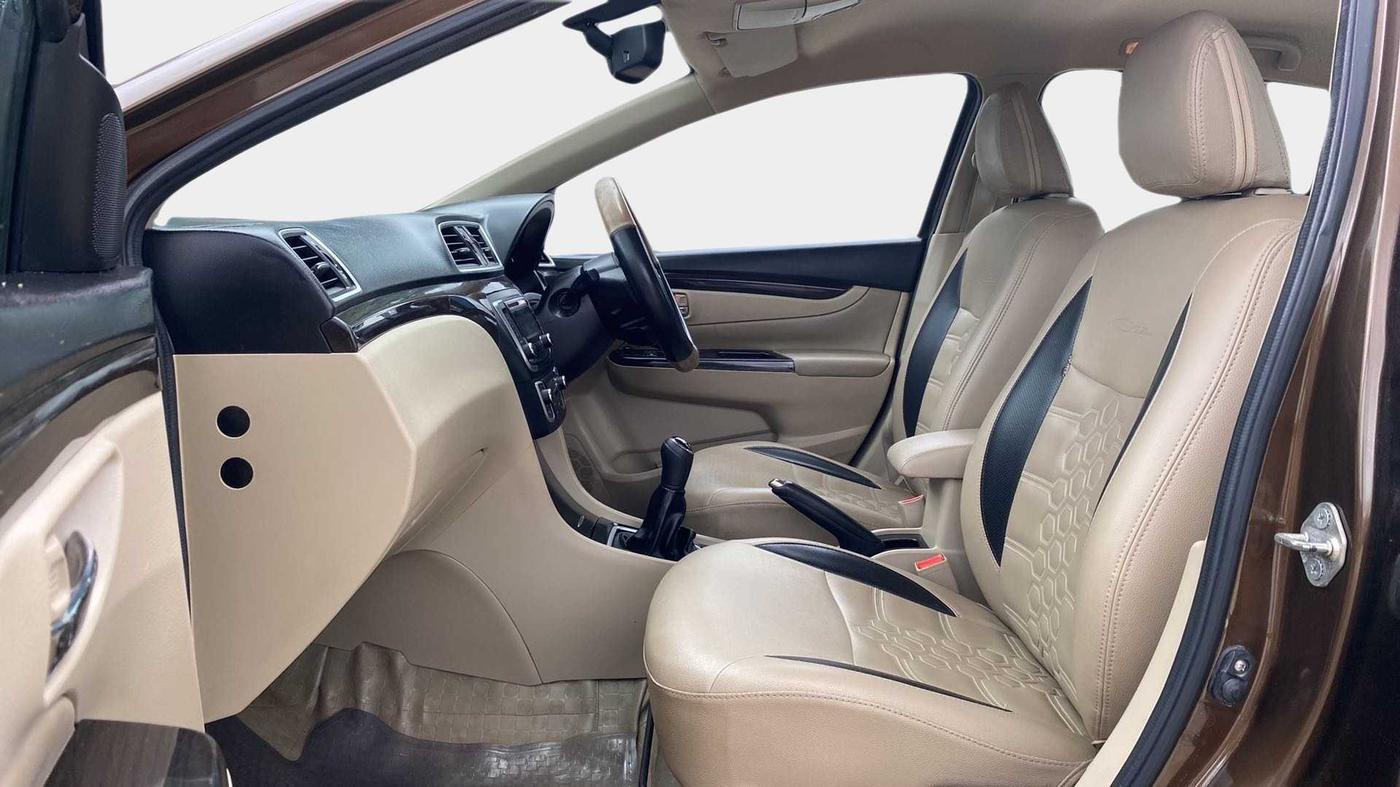 2016 Maruti Ciaz ZXI, Petrol, Manual, 50,219 km, Right Side Front Door Cabin
