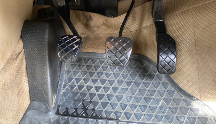 2017 Volkswagen Ameo HIGHLINE1.2L PLUS 16 ALLOY, Petrol, Manual, 33,291 km, Pedals