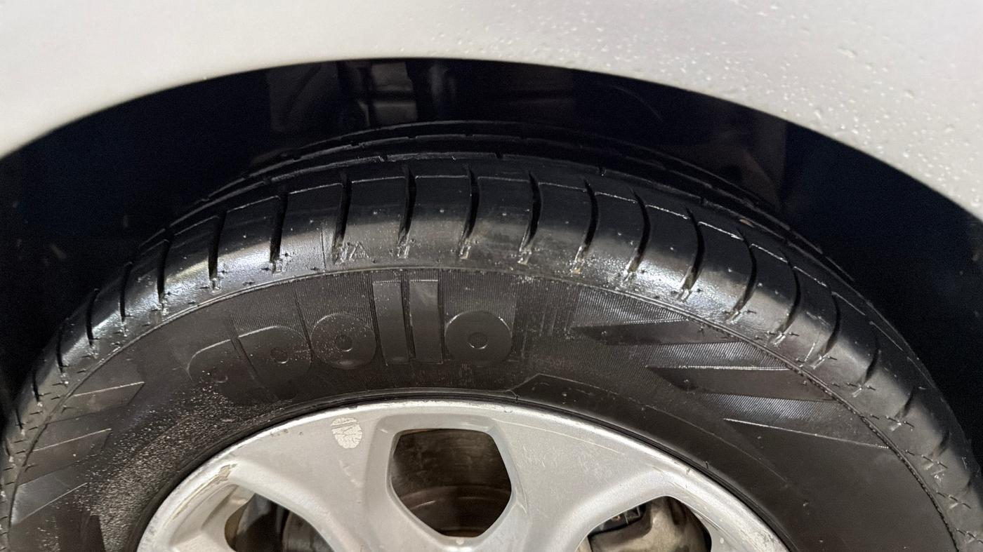 2017 Ford Figo Aspire TITANIUM 1.2 PETROL, CNG, Manual, 79,192 km, Right Front Tyre Tread