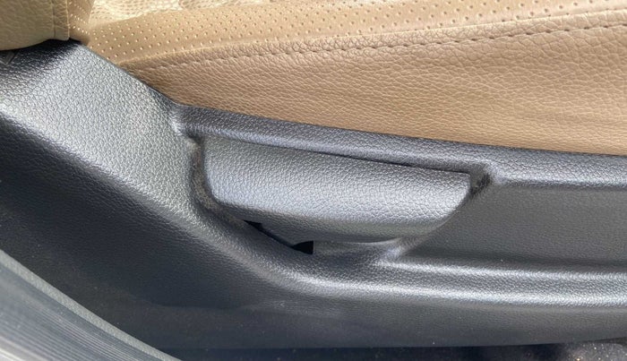 2018 Hyundai Eon ERA +, Petrol, Manual, 17,524 km, Driver Side Adjustment Panel