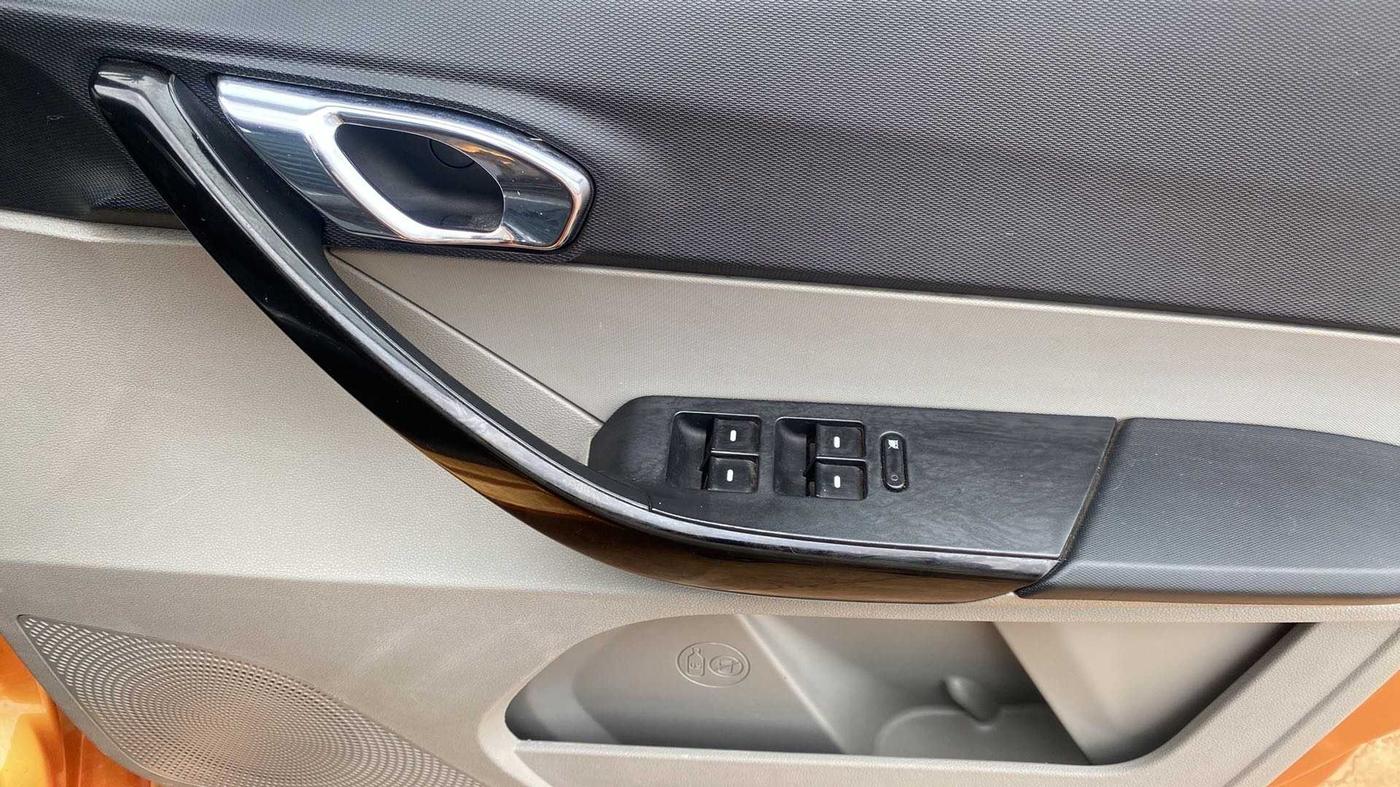 2016 Tata Tiago XZ PETROL, Petrol, Manual, 60,084 km, Driver Side Door Panels Control