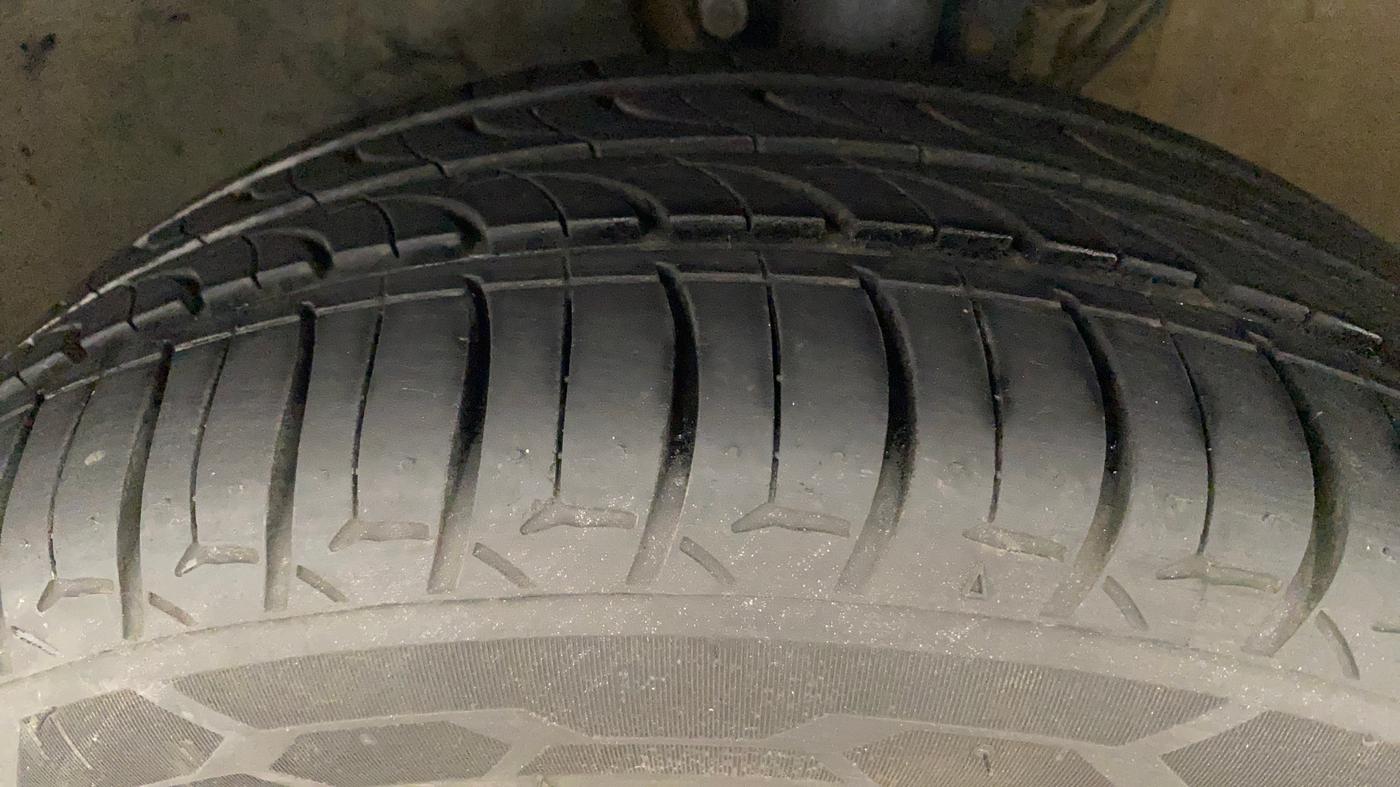 2019 Volkswagen Polo HIGHLINE 1.0L, Petrol, Manual, 65,943 km, Left Front Tyre Tread