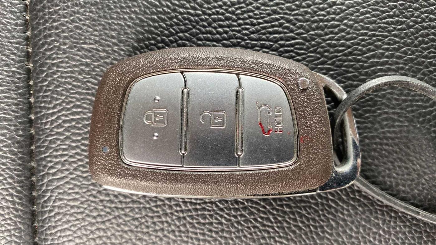 2016 Hyundai Elite i20 ASTA 1.2 (O), Petrol, Manual, 37,411 km, Key Close Up