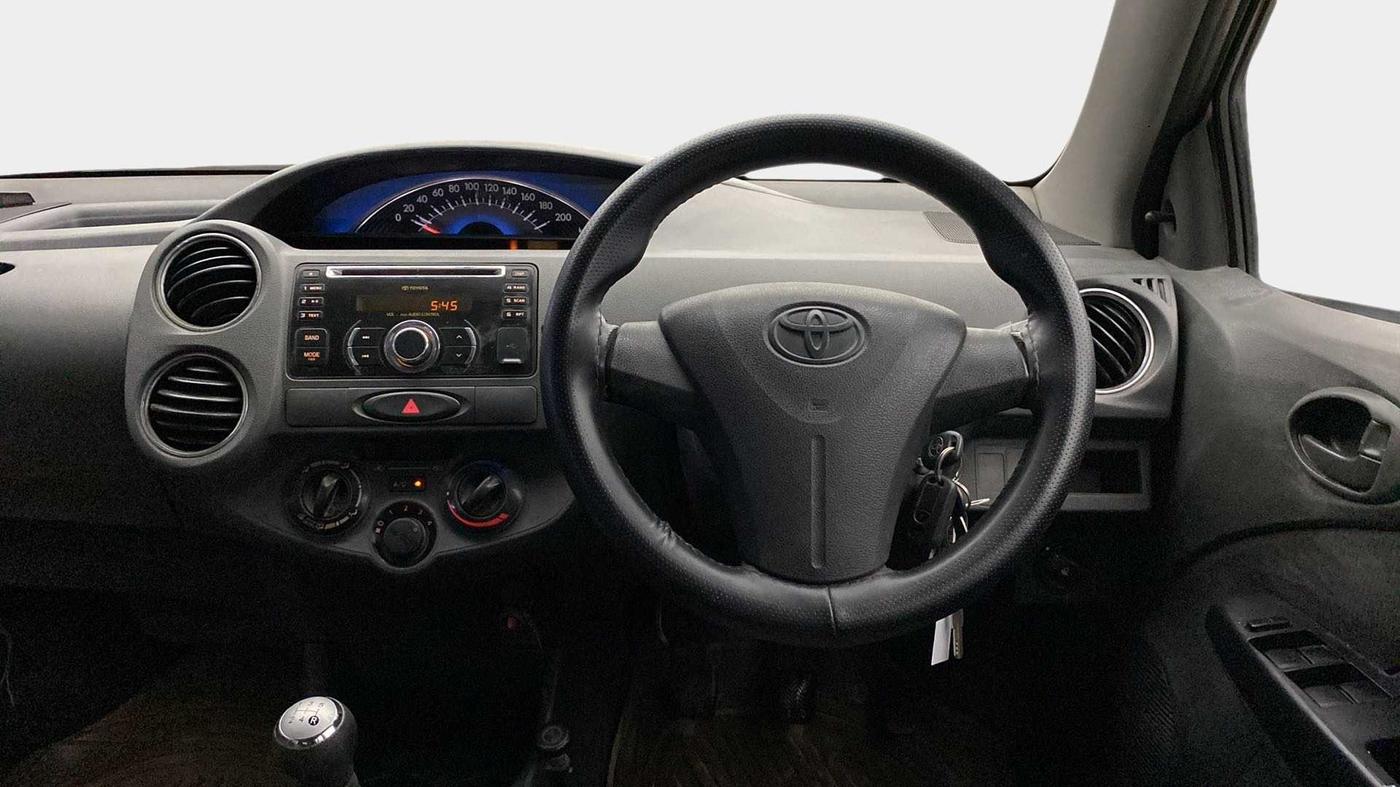 2013 Toyota Etios Liva G, Petrol, Manual, 1,03,571 km, Steering Wheel Close Up