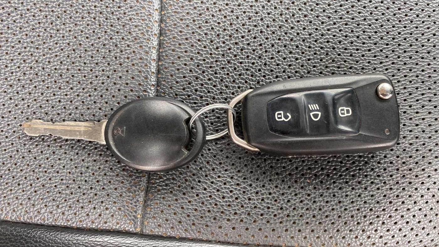 2017 Tata Tiago XT PETROL, Petrol, Manual, 48,272 km, Key Close Up