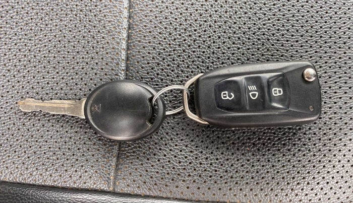 2017 Tata Tiago XT PETROL, Petrol, Manual, 48,272 km, Key Close Up