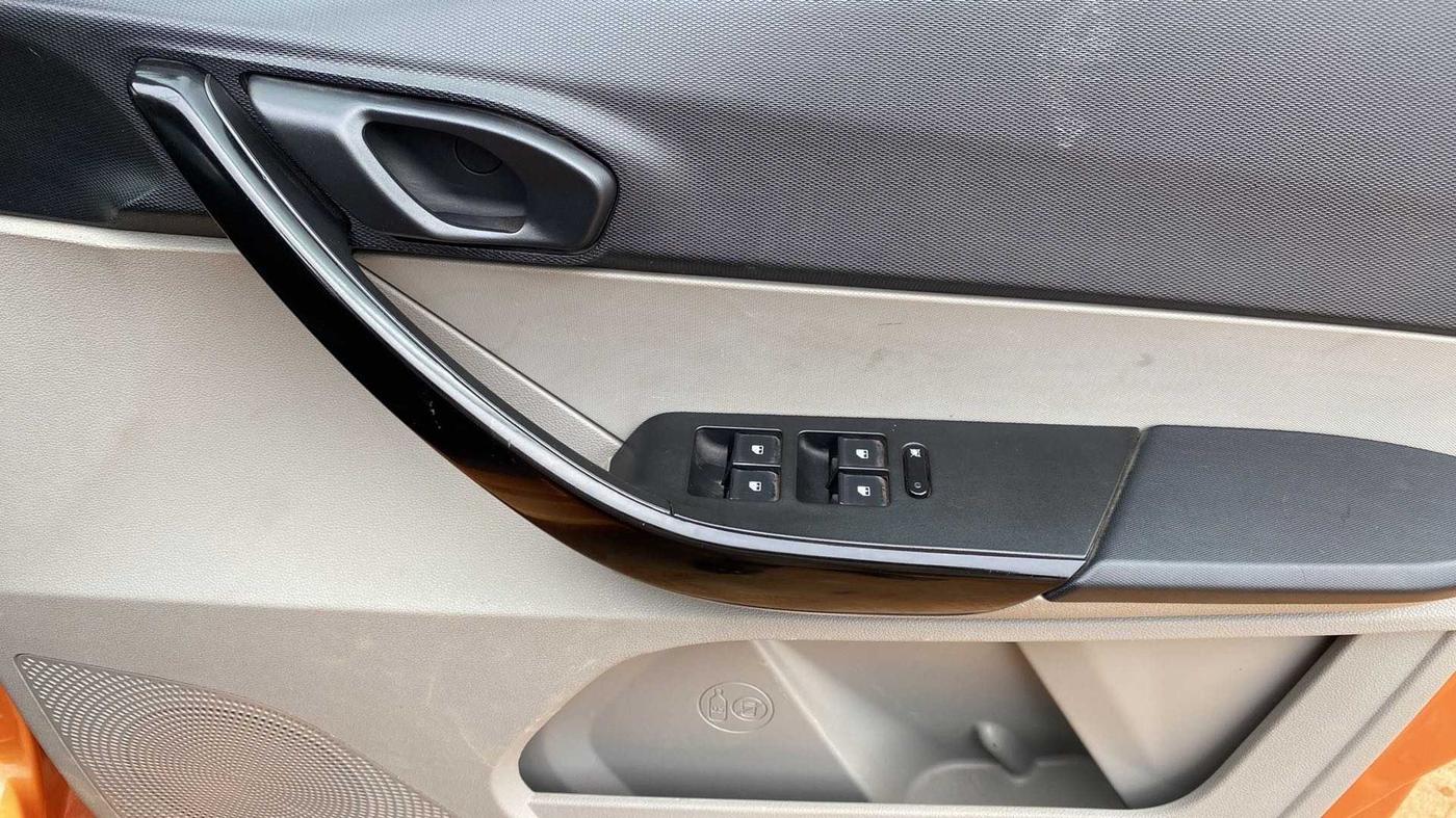 2017 Tata Tiago XT PETROL, Petrol, Manual, 48,272 km, Driver Side Door Panels Control