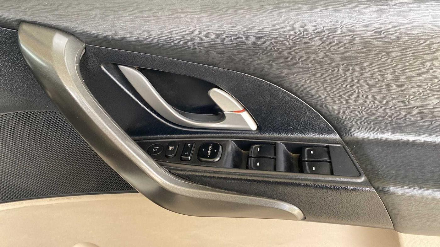 2017 Mahindra XUV500 W10, Diesel, Manual, 86,446 km, Driver Side Door Panels Control