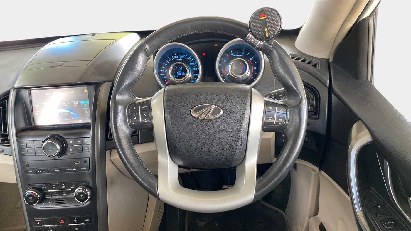 2017 Mahindra XUV500 W10, Diesel, Manual, 86,446 km, Steering Wheel Close Up