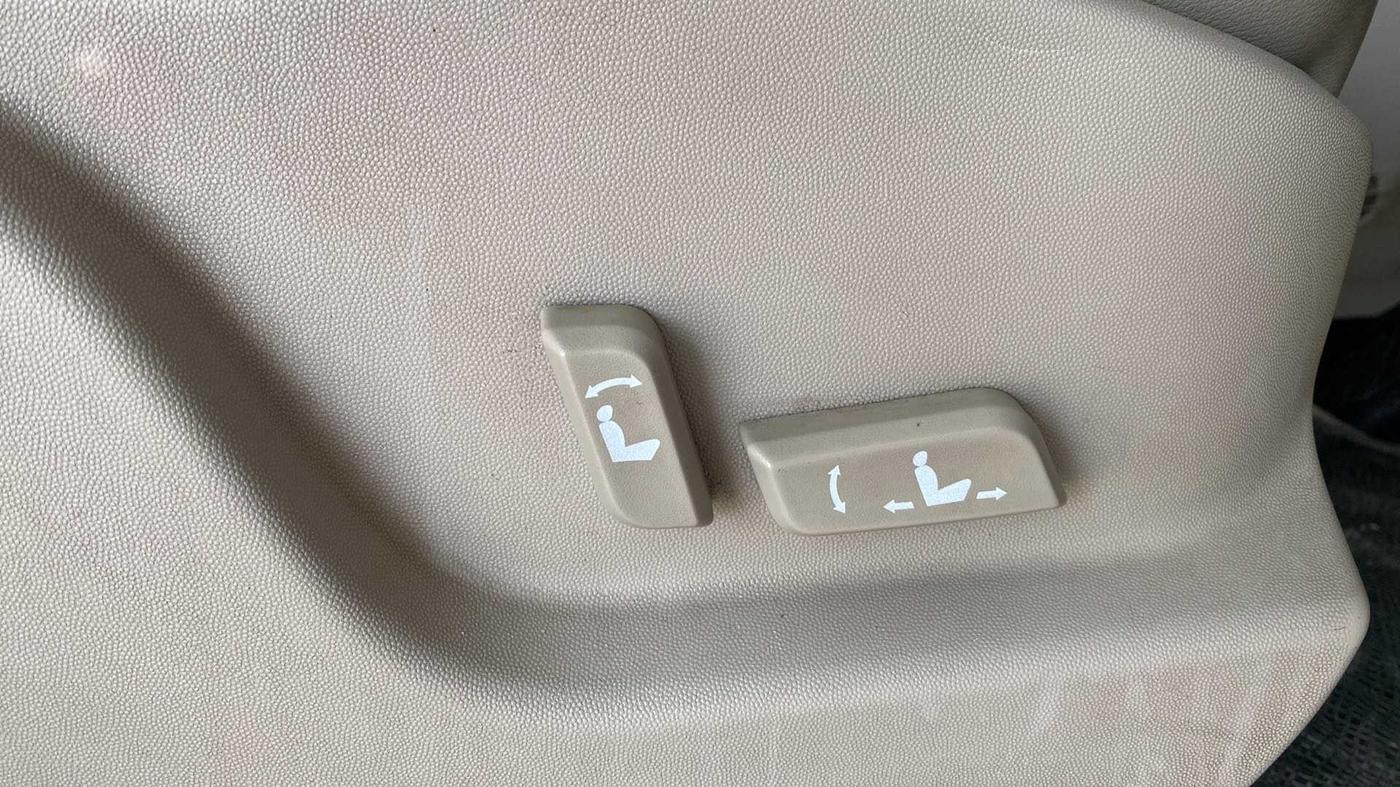 2017 Mahindra XUV500 W10, Diesel, Manual, 86,446 km, Driver Side Adjustment Panel
