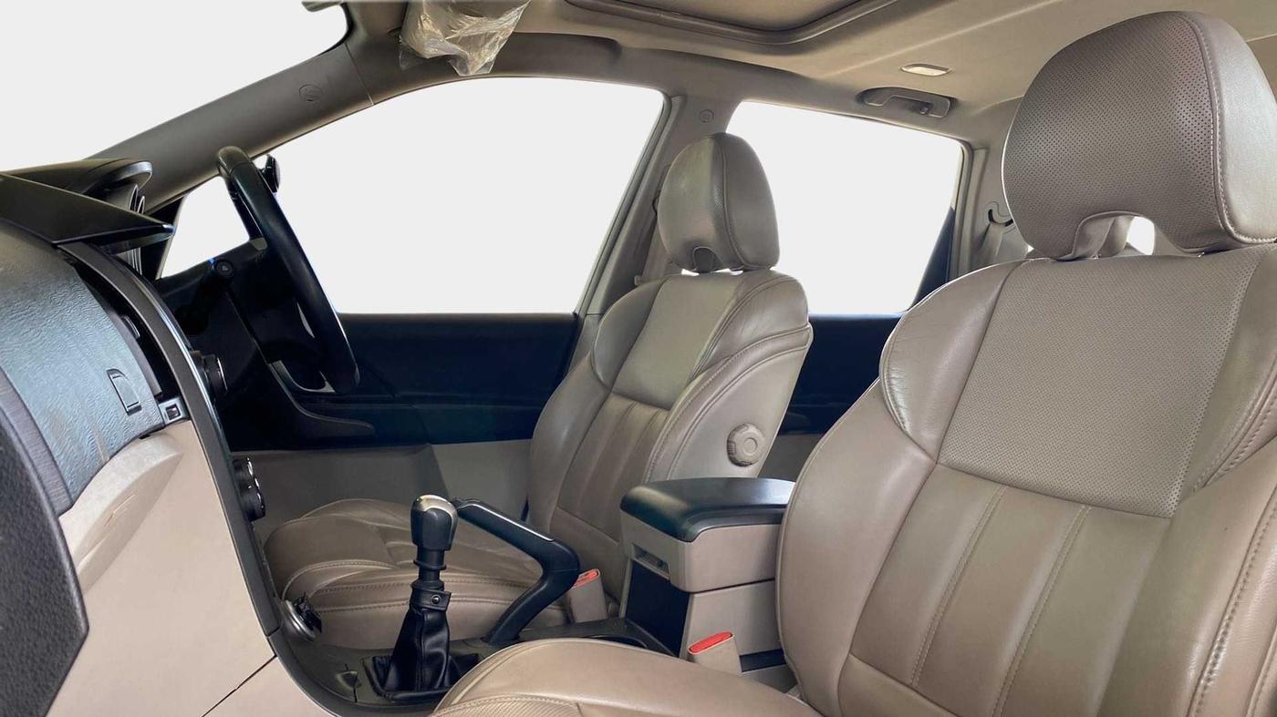 2017 Mahindra XUV500 W10, Diesel, Manual, 86,446 km, Right Side Front Door Cabin