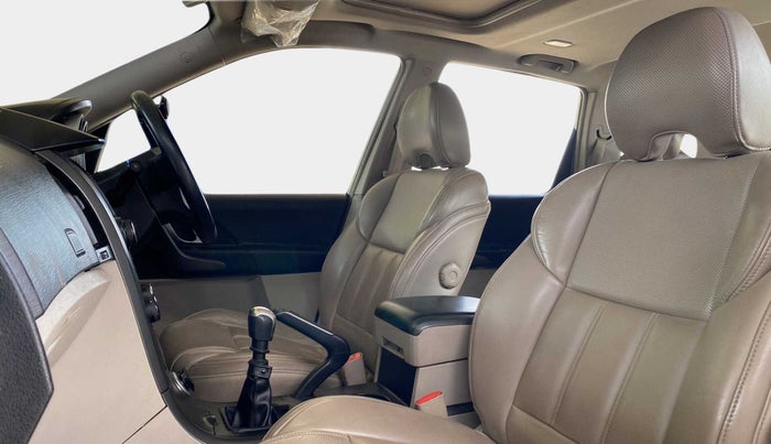 2017 Mahindra XUV500 W10, Diesel, Manual, 86,446 km, Right Side Front Door Cabin