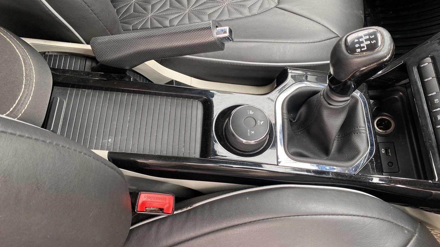 2020 Tata NEXON XZ PLUS DIESEL SUNROOF, Diesel, Manual, 52,471 km, Gear Lever
