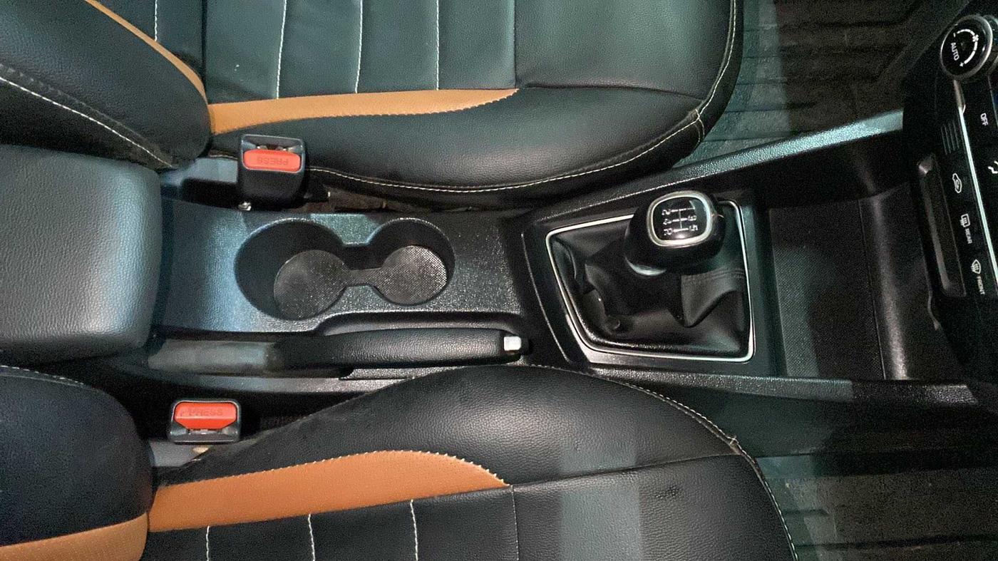 2016 Hyundai Elite i20 ASTA 1.2 (O), Petrol, Manual, 27,445 km, Gear Lever