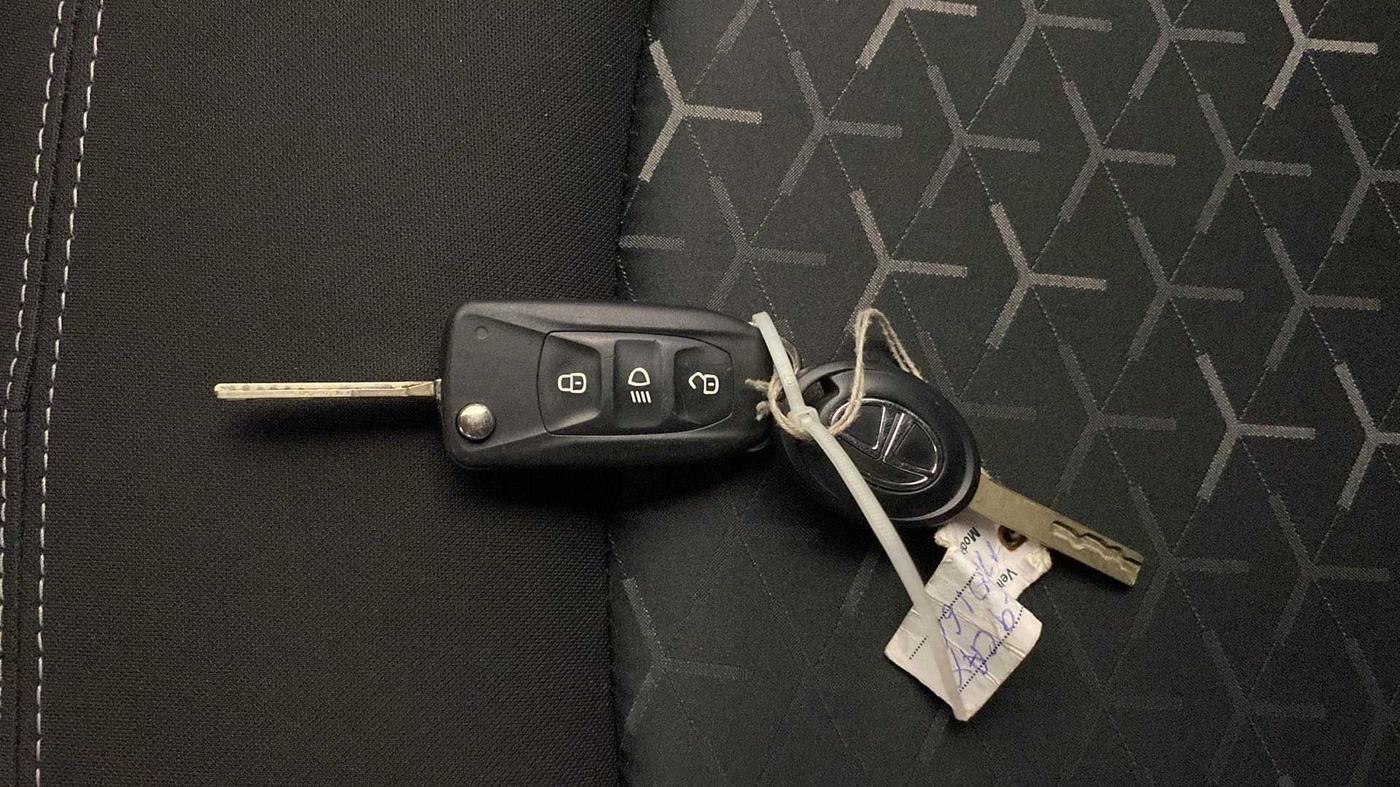 2021 Tata NEXON XM SUNROOF PETROL, Petrol, Manual, 46,114 km, Key Close Up