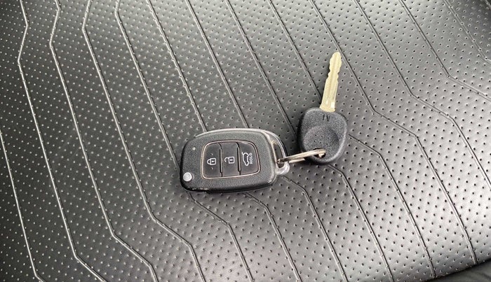 2019 Hyundai VENUE S 1.0 TURBO DCT, Petrol, Automatic, 37,535 km, Key Close Up