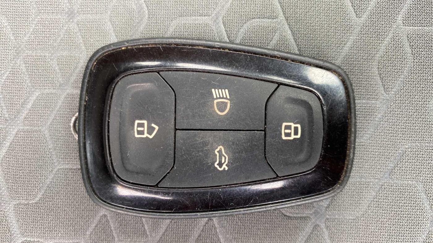 2020 Tata ALTROZ XZ PETROL, Petrol, Manual, 45,600 km, Key Close Up