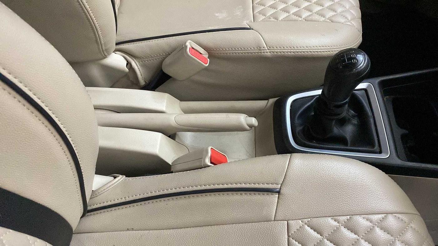 2019 Maruti Dzire LXI, Petrol, Manual, 33,972 km, Gear Lever