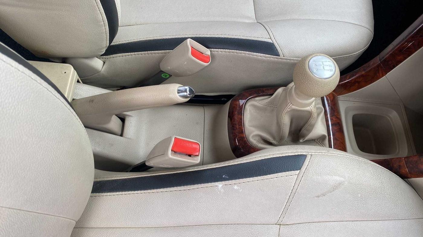 2015 Maruti Swift Dzire ZXI, Petrol, Manual, 37,712 km, Gear Lever